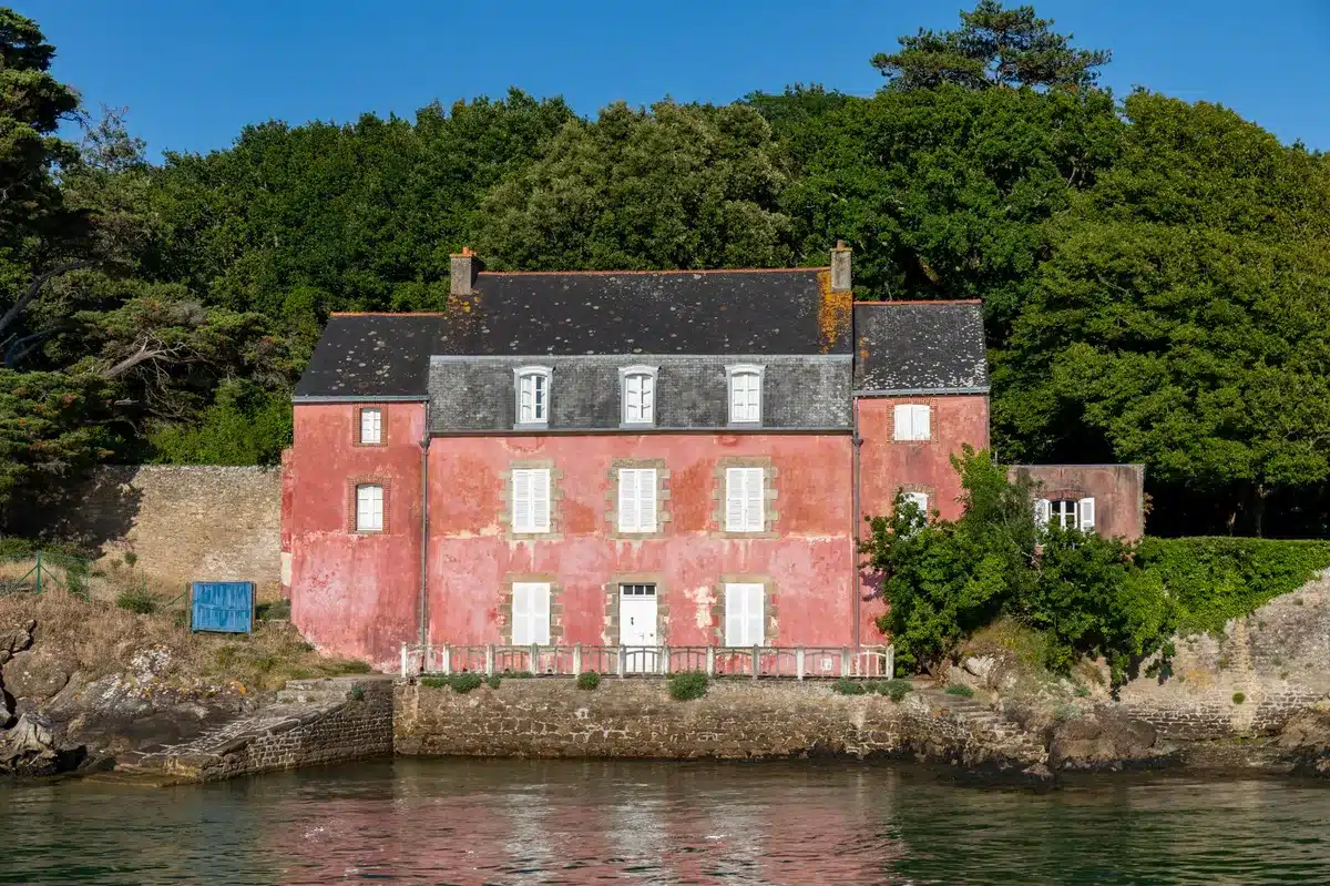 Maison rose typique sur les rives du Golfe du Morbihan
