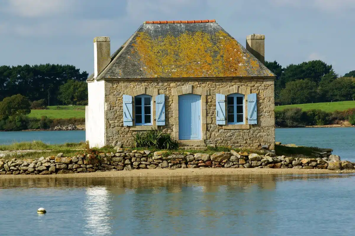 Petite maison en pierre à Saint-Cado, Morbihan, au bord de l'eau

